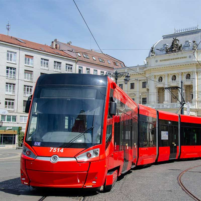 Električka prechádzajúca v blízkosti budovy Park One