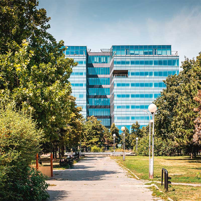 Park vedľa budovy Park One